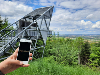 Smartphone für Römer-Actionbound in Pfedelbach-Gleichen mit Aussichtsplattform Limes Blick